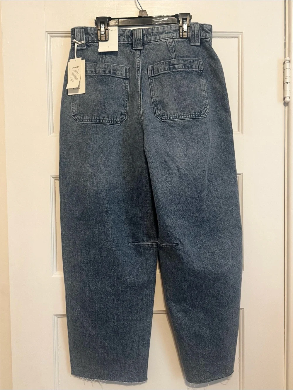 NWT Free Assembly Women's Cropped Carpenter Barrel Jeans With Raw Hem Blue Sz 4 - Picture 2 of 2